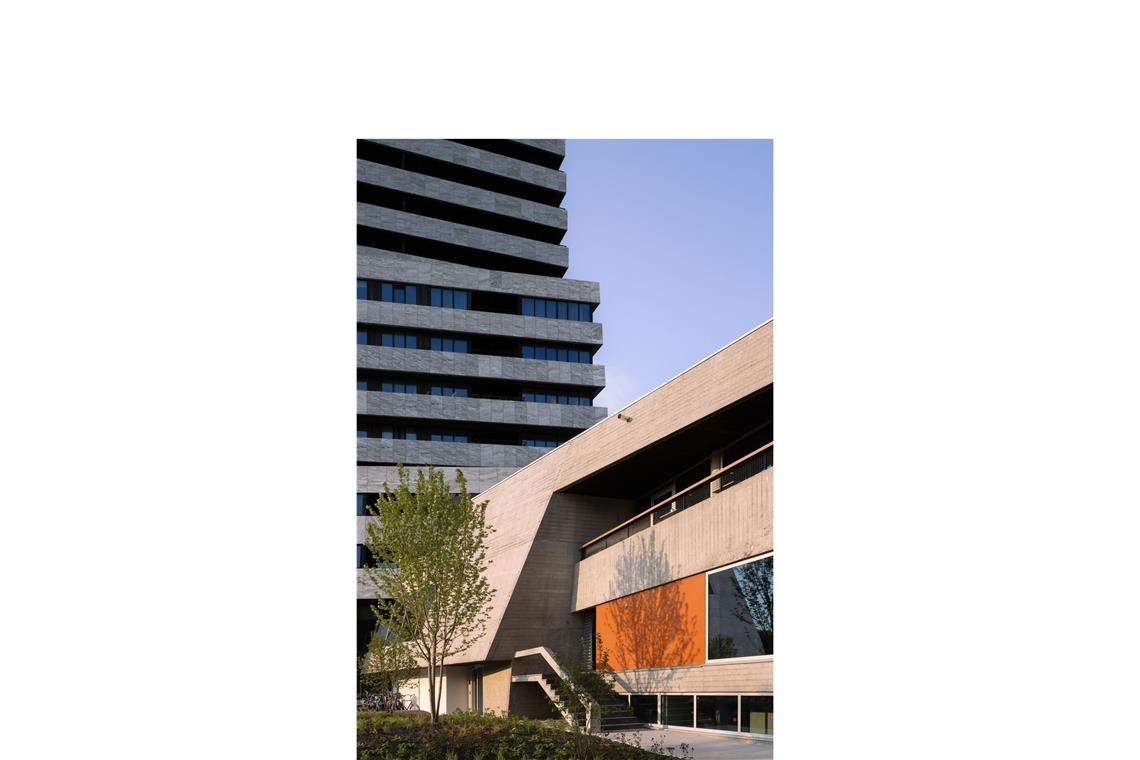Das beste Hochhaus der Welt Um das in die Jahre gekommene Gebäude vor dem Abriss zu bewahren, lobte die TU Eindhoven 2016 einen Wettbewerb aus, den das Büro Powerhouse Company aus Rotterdam für sich entschied. Nach dessen Siegerentwurf wurde die marode Betonstruktur sorgfältig saniert und . . .