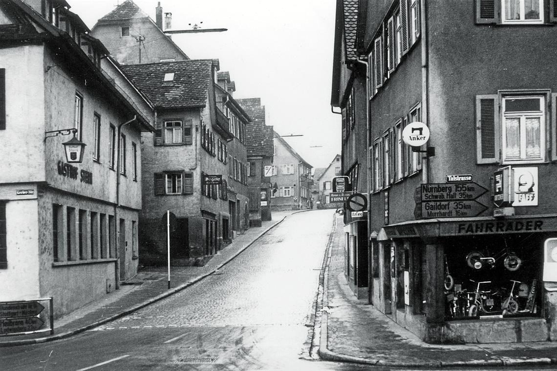 Um das Jahr 1960 war die Aspacher Straße noch einspurig. Links vorne stand der Gasthof Stern. Foto: BKZ-Archiv