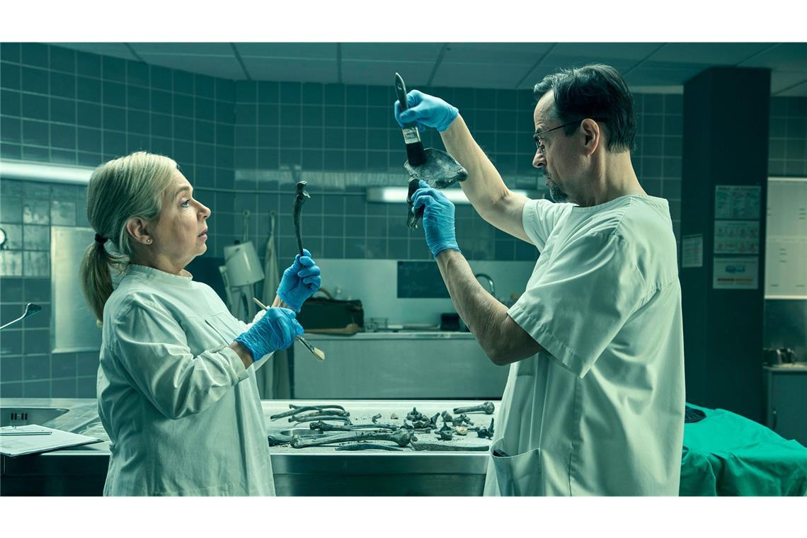 Um dem Familiengeheimnis der Hobrechts auf den Grund zu gehen, müssen Prof. Boerne (Jan Josef Liefers, r.) und Silke Haller (Christine Urspruch, l.) fast archäologische Untersuchungen vornehmen.