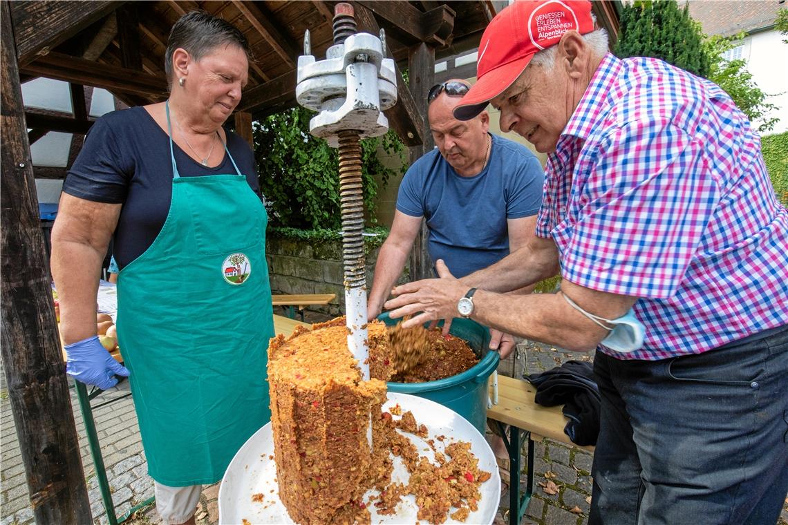 Tour de Landschaft mit vielen Facetten Um den Apfel und das Pressen von Saft drehte sich am Bürgerhaus in Unterweissach vieles.