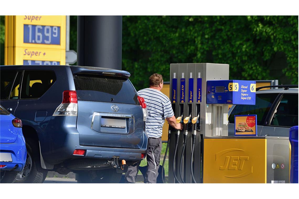 Spritpreise in Deutschland – ADAC sieht „Potenzial nach unten“ Um die 1,70 Euro für Super-Benzin war zuletzt normal. Wird es im Sommer günstiger?
