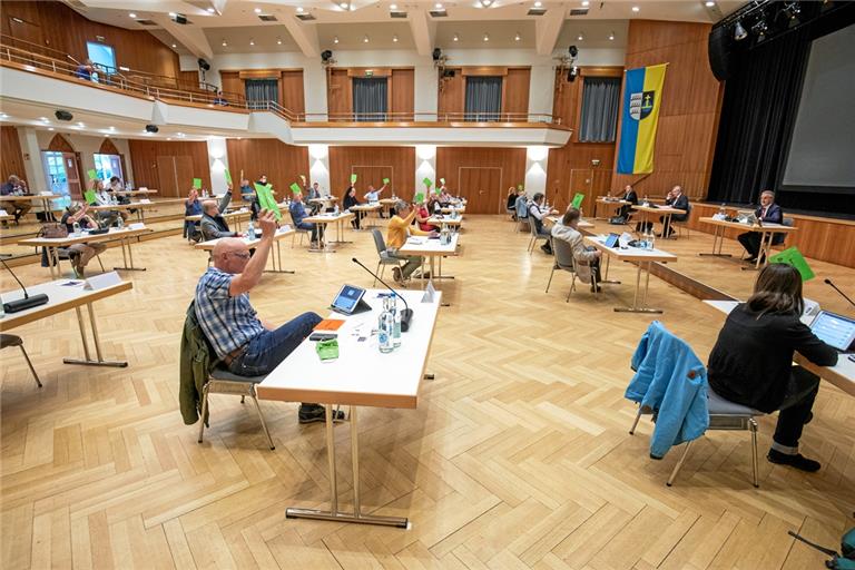 Um die Abstandsregeln einhalten zu können, tagt der Backnanger Gemeinderat seit Mai im Bürgerhaus. Um die Ansteckungsgefahr möglichst gering zu halten, wurde auch die Sitzungsdauer zeitweise auf zwei Stunden begrenzt. Foto: A. Becher