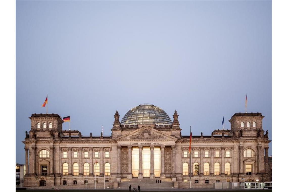 Corona-Krise: Bundestag will Epidemie feststellen Um die Ausbreitung des Coronavirus zu verlangsamen, ist das öffentliche Leben bereits erheblich eingeschränkt worden. Foto: Carsten Koall/dpa
