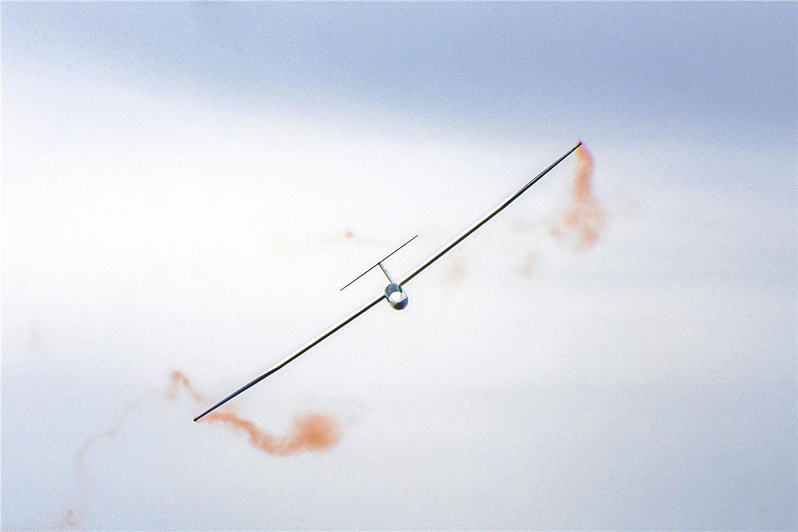 Um die Figuren besser sichtbar zu machen, nutzt Christian Hartmann Rauchpatronen.