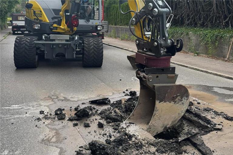 Um die Größe der Doline zu bestimmen und mögliche Schäden an Leitungen zu prüfen, wurde das Erdloch freigelegt. Fotos: Stadt Murrhardt