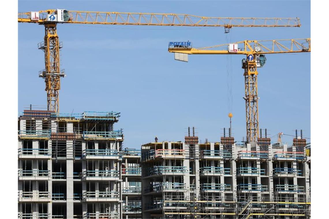 Baugenehmigungen für Wohnungen fast auf Vorjahresniveau Um die große Nachfrage nach Immobilien zu decken, müssen nach Einschätzung von Politik und Bauwirtschaft in Deutschland jährlich 350.000 bis 400.000 Wohnungen entstehen. Foto: Christian Charisius/dpa/Archivbild