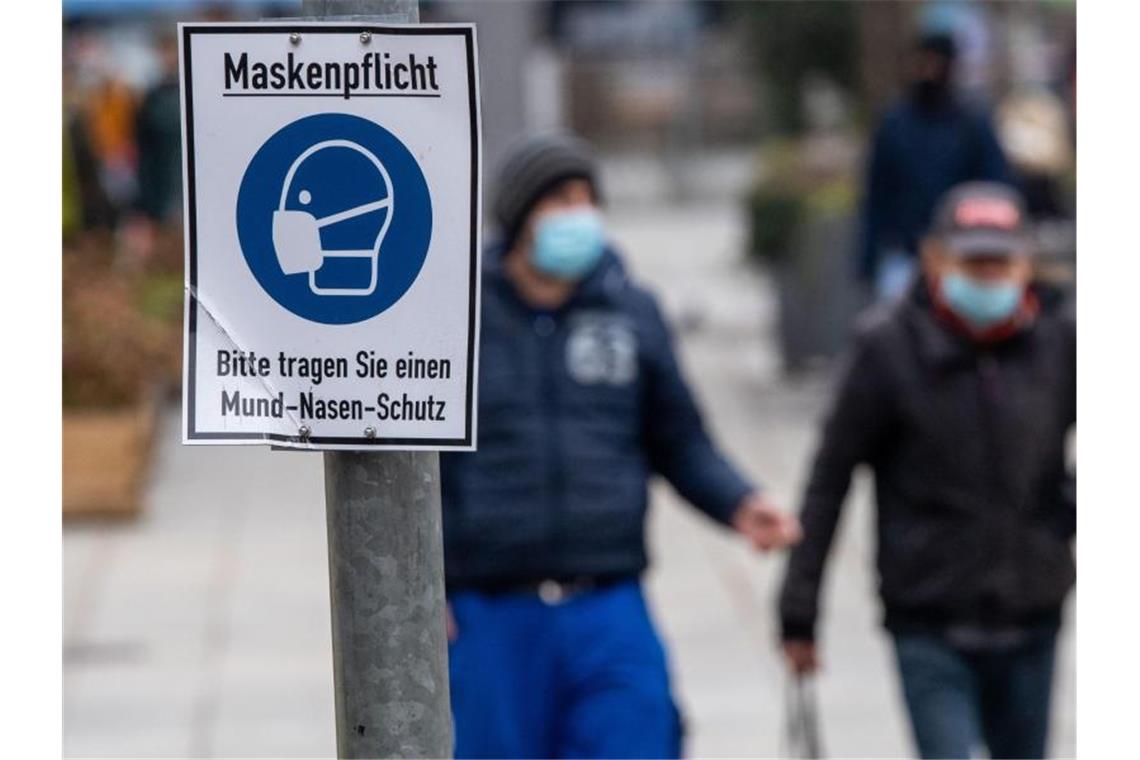 Um die hohen Zahlen der Infektionen zu reduzieren, herrscht mancherorts die Pflicht zum Tragen einer Maske. Foto: Lino Mirgeler/dpa