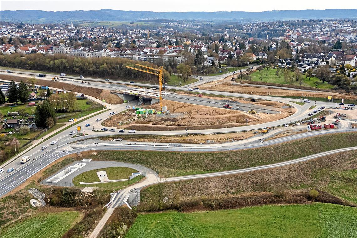 Um die neue Brücke über die Aspacher Straße und die Zufahrten fertigstellen zu können, muss die alte Rampe weichen. Foto: Alexander Becher