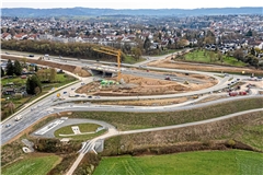 Um die neue Brücke über die Aspacher Straße und die Zufahrten fertigstellen zu können, muss die alte Rampe weichen. Foto: Alexander Becher