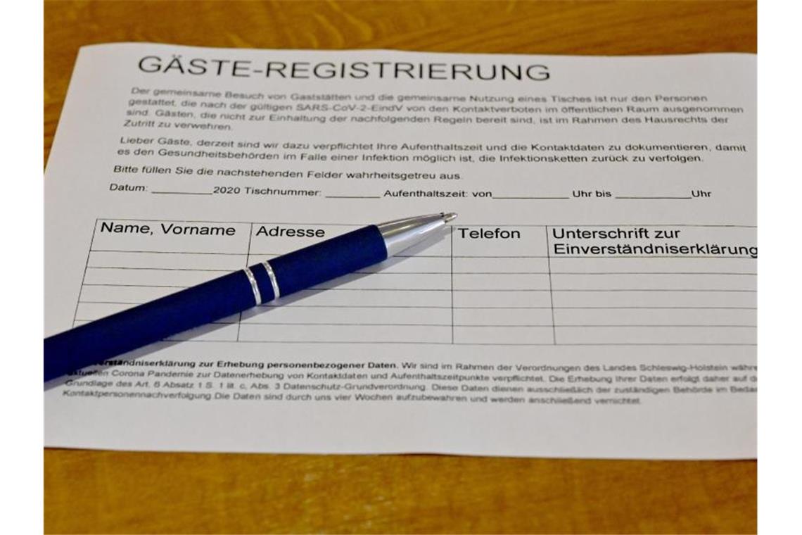Um die Nutzung der Gäste-Registrierungen in Gaststätten ist eine Diskussion entbrannt. Foto: Carsten Rehder/dpa