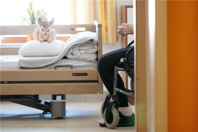 Um die Pflegeversicherung vor dem finanziellen Kollaps zu bewahren, will Bundesgesundheitsministerin Nina Warken die Milliarden-Lücken schließen und erneute allgemeine Beitragsanhebungen vermeiden.