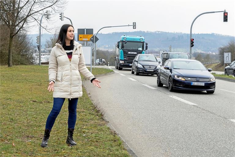 Um die Verkehrswende zu schaffen, sind neue Straßen laut Julia Papadopoulos völlig kontraproduktiv. Sie zeigt sich schwer beeindruckt vom Verkehr an der Backnanger Spritnase und lehnt Großprojekte ebenso ab wie neue Gewerbe- oder Wohngebiete auf der grünen Wiese. Foto: J. Fiedlerr