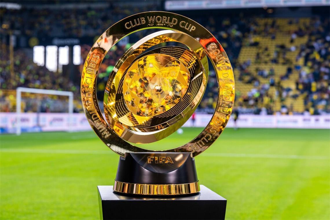 Um diese Trophäe spielen in den nächsten Wochen 32 Fußballvereine bei der Club-WM in den USA.