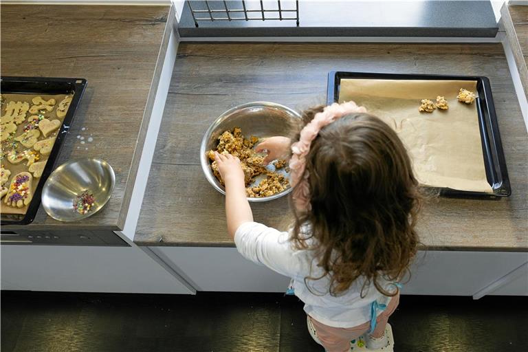 Um ihrer Mama am Muttertag eine Freude zu bereiten, geben sich die Kinder beim Backen viel Mühe.