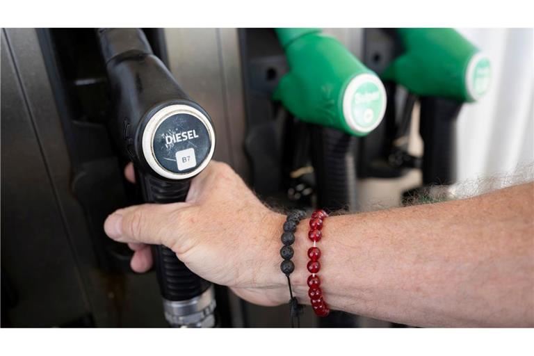 Um knapp 17 Cent sank die Steuer auf Benzin und Diesel - komplett ist dies bisher nicht an den Zapfsäulen angekommen. (Archivbild)