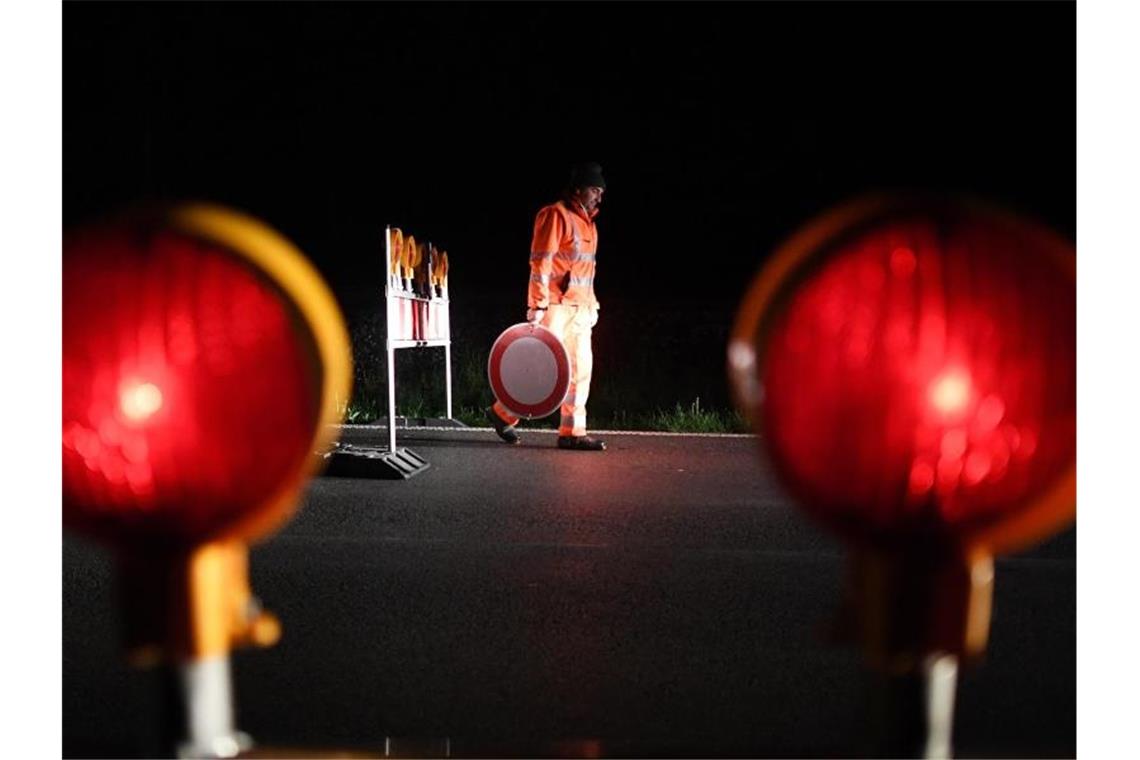 Weniger Kontrollen an Grenzen: Großer Andrang bleibt aus Um Mitternacht wurden viele Grenzen nach Österreich wieder geöffnet. Foto: Angelika Warmuth/dpa