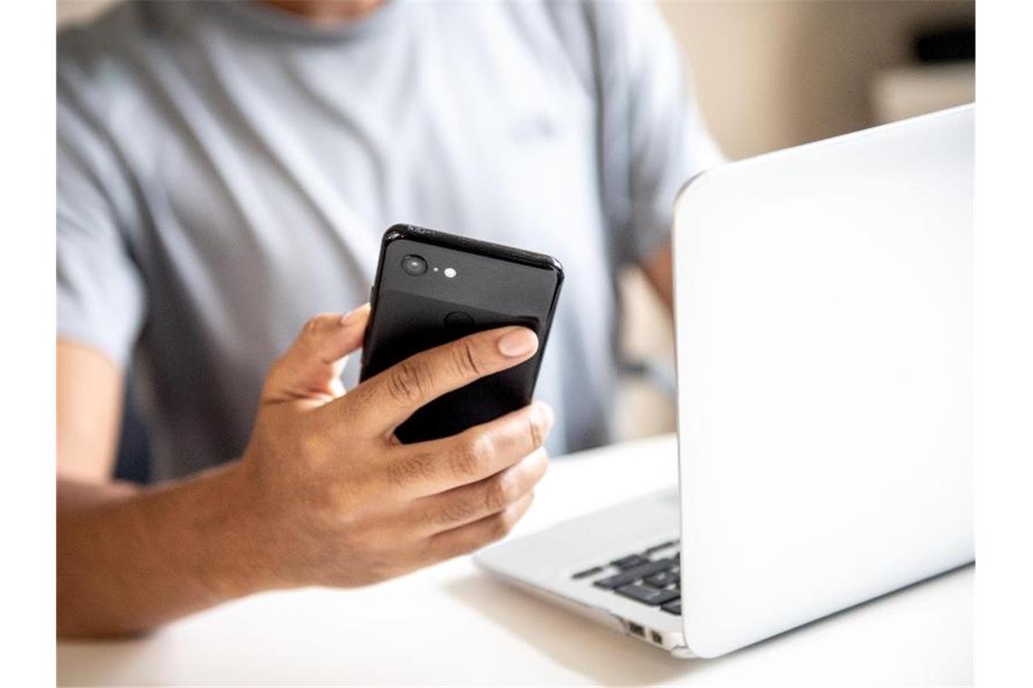 Das ändert sich ab Samstag im Online-Banking Um online aufs Konto zugreifen zu können, müssen Bankkunden sich künftig zweifach ausweisen - etwa mit einer TAN, die aufs Handy geschickt wird. Foto: Zacharie Scheurer