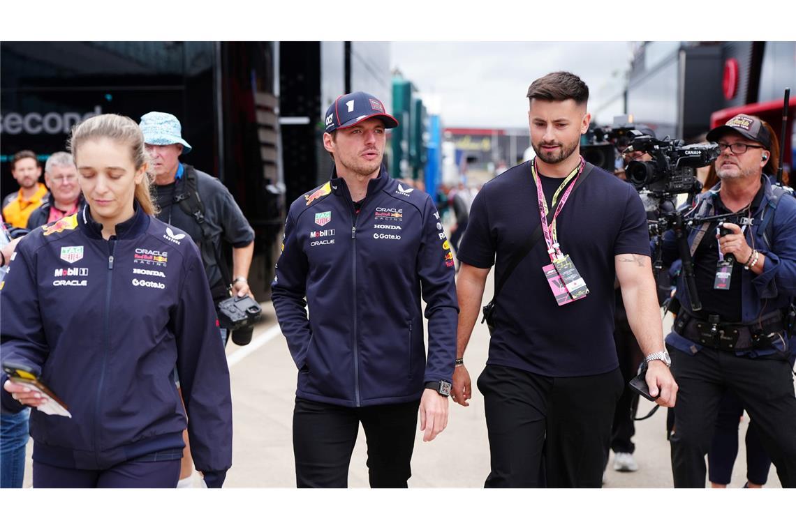 Aus für den Titelmacher: Red Bull wirft Teamchef Horner raus Um Serien-Weltmeister Max Verstappen (M) rankten sich zuletzt Wechsel-Spekulationen.