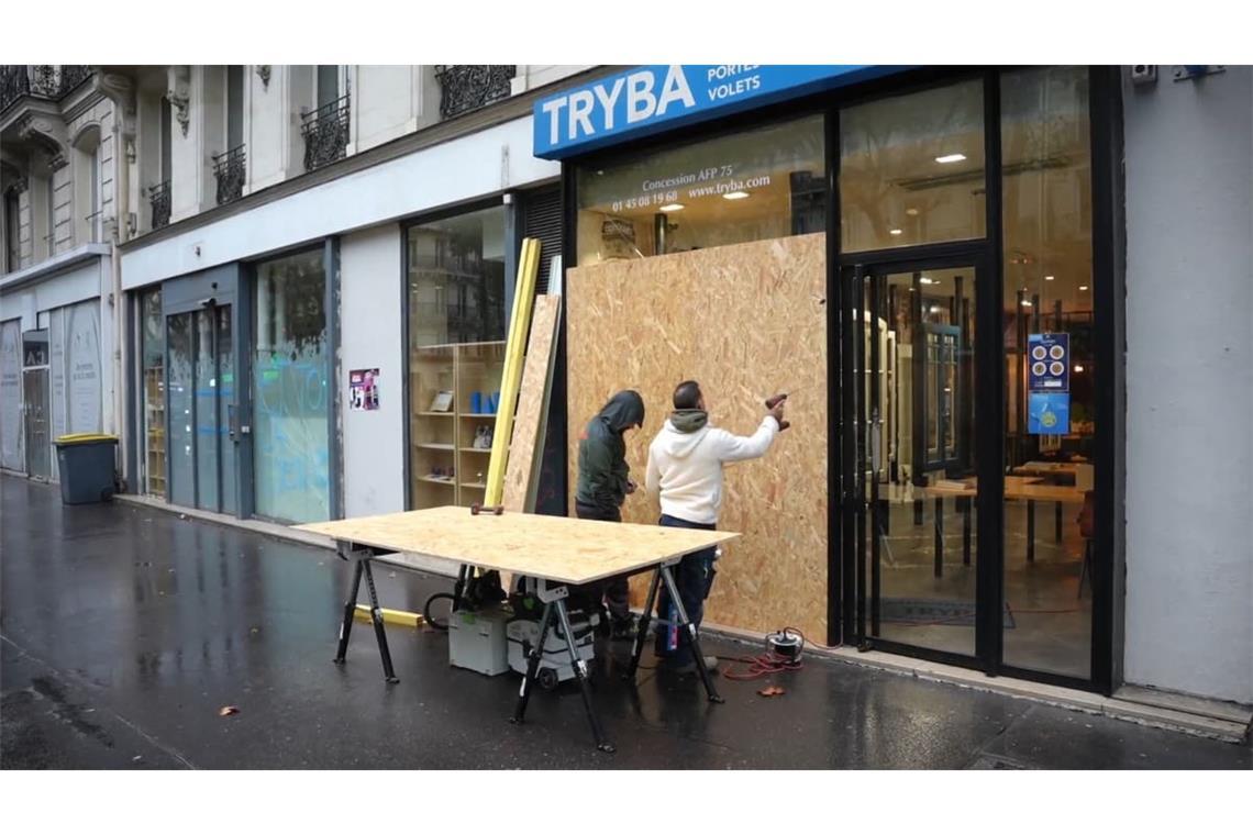Um sich vor Plünderungen zu schützen, verbarrikadierten viele Ladenbesitzer ihre Geschäfte, wie hier in Paris.