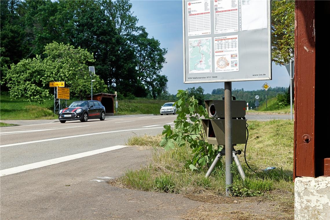 Um zu wissen, wo genau das Problem liegt, führen Polizei und Landratsamt regelmäßig Geschwindigkeits- und Motorradkontrollen durch. So wie im Juni auf der Fischbachtalabfahrt der B14. Archivfoto: J. Fiedler 