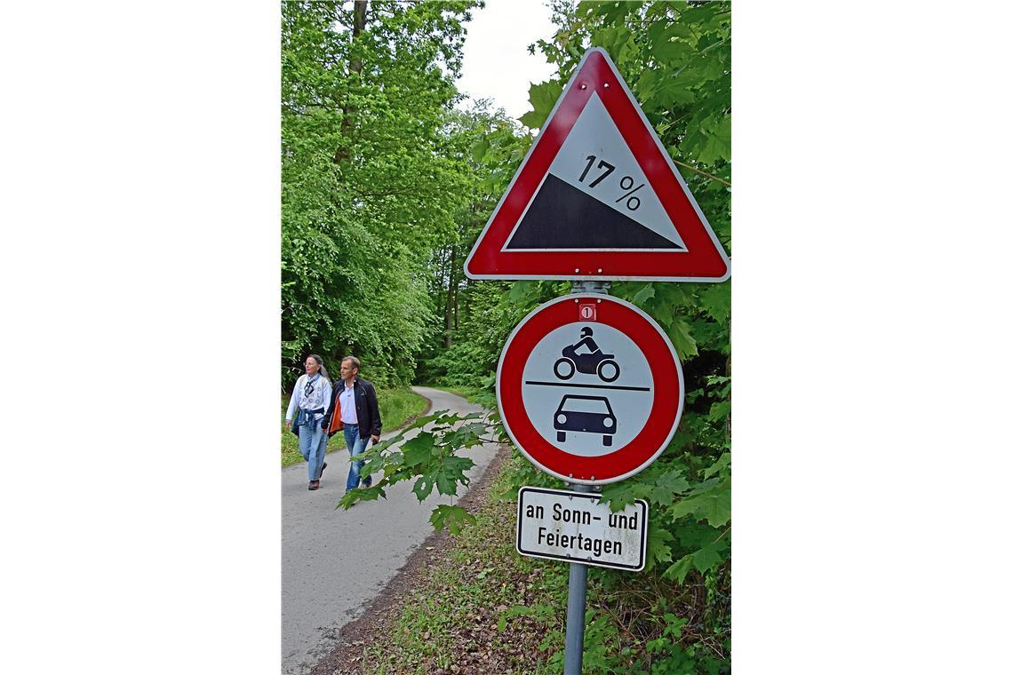 Um zum Fest zu kommen müssen die Wanderer erstmal den Berg hoch. Das macht einen...