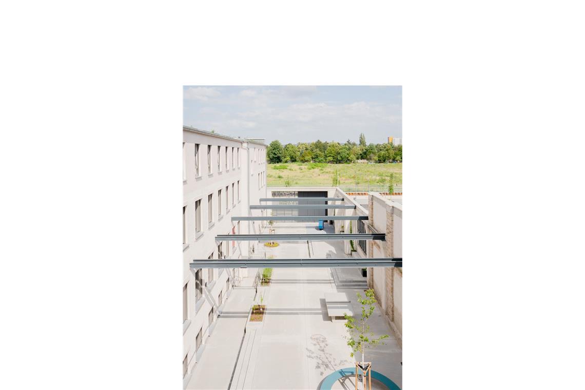 Umbau: „Integratives Familienzentrum“ in Dresden von Alexander Poetzsch Architekturen aus Dresden. Das Projekt befindet sich in einem von großformatigen Plattenbauten geprägten Bezirk und  . . . und stellt die Umnutzung einer ehemaligen Industrieanlage da.