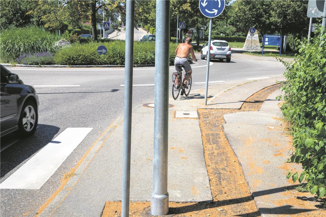 Beleuchtung am Kreisel sorgt für Irritation Umbau ist geplant: Der Radweg in der Neckarstraße soll noch vom Gehweg herunter auf die Fahrbahn verlegt werden. Foto: A. Becher