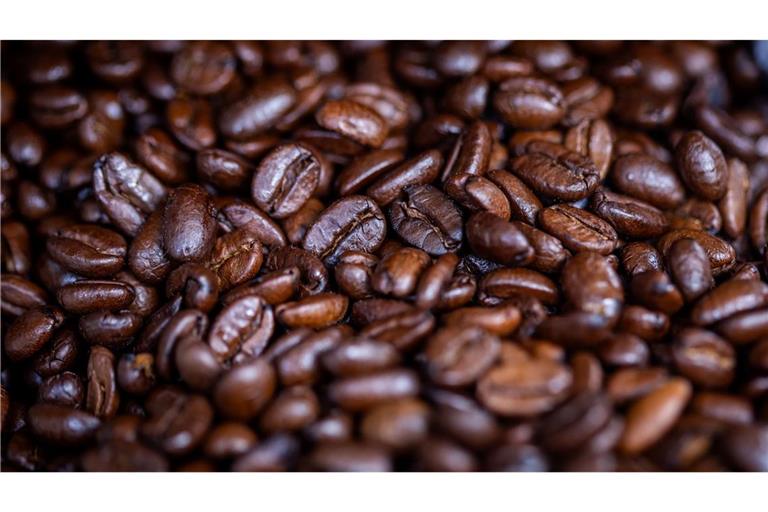 Umfragen zufolge trinken 68 Prozent der Menschen in Deutschland täglich Kaffee, 15 Prozent mehrmals wöchentlich. (Archivbild)