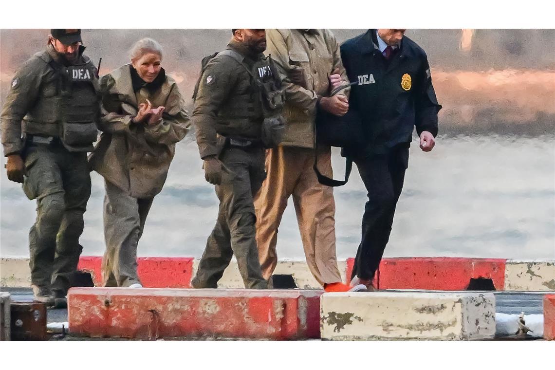 Umgeben von schwer bewaffneten Sicherheitskräften treffen der gefangen genommene venezolanische Präsident Nicolas Maduro (2.v.r) und seine Frau Cilia Flores (2.v.l) am Wall Street Heliport im New Yorker Stadtbezirk Manhattan ein.