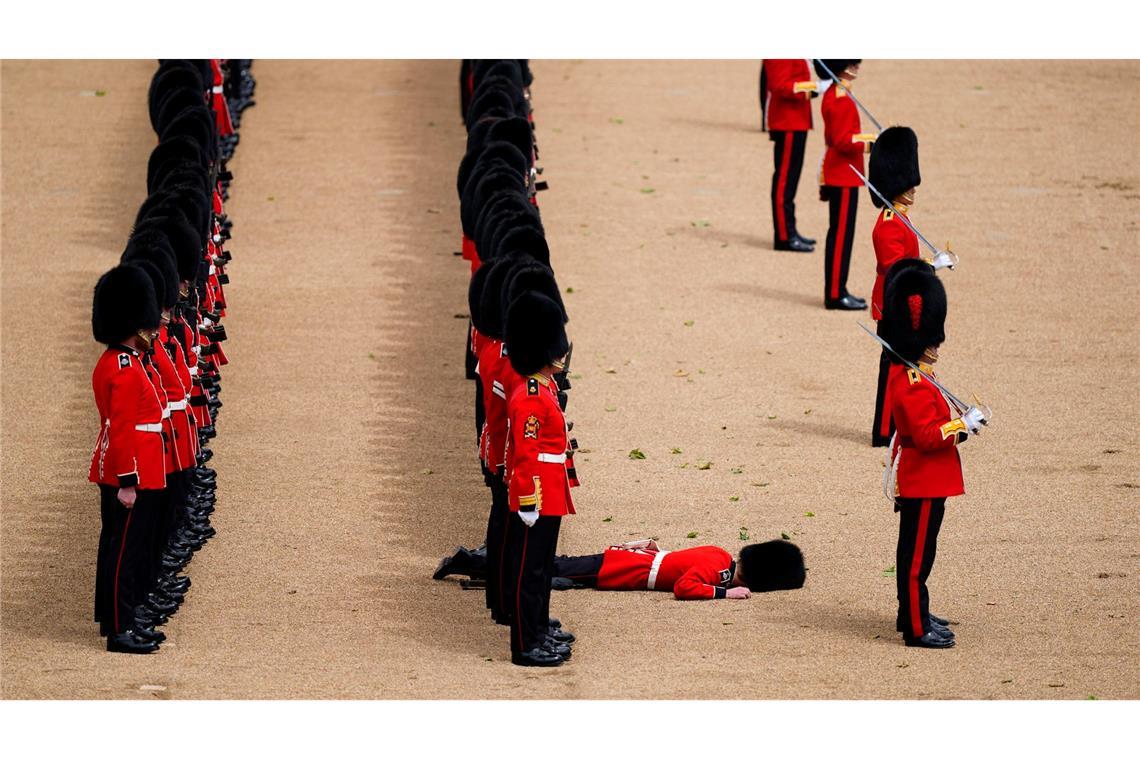 Bilder des Tages Umgefallen: Ein Angehöriger der Coldstream Guards liegt während der Brigade-Major's Review auf der Horse Guards Parade in London am Boden.