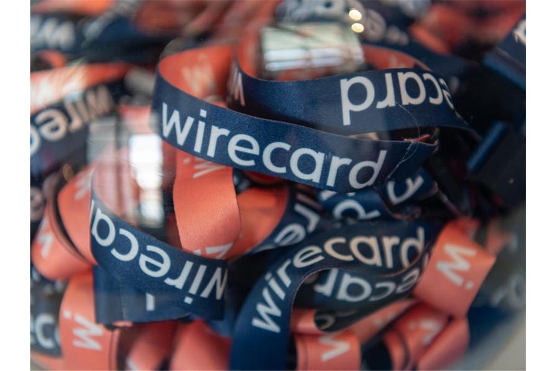 Umhängebändchen mit der Aufschrift „wirecard“ bei der Hauptversammlung 2019. Foto: Peter Kneffel/dpa