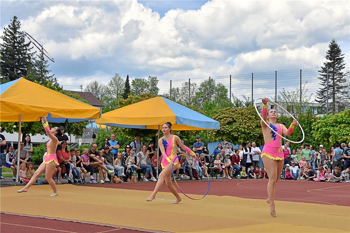 Umjubelte Auftritte fanden auf dem Spielfeld neben der Schule statt.