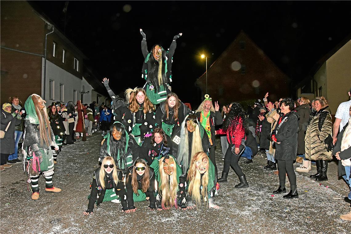 Umjubelte Hexenpyramide. Nachtumzug der Schbiallomba-Schlotzer in Auenwald. Der ...