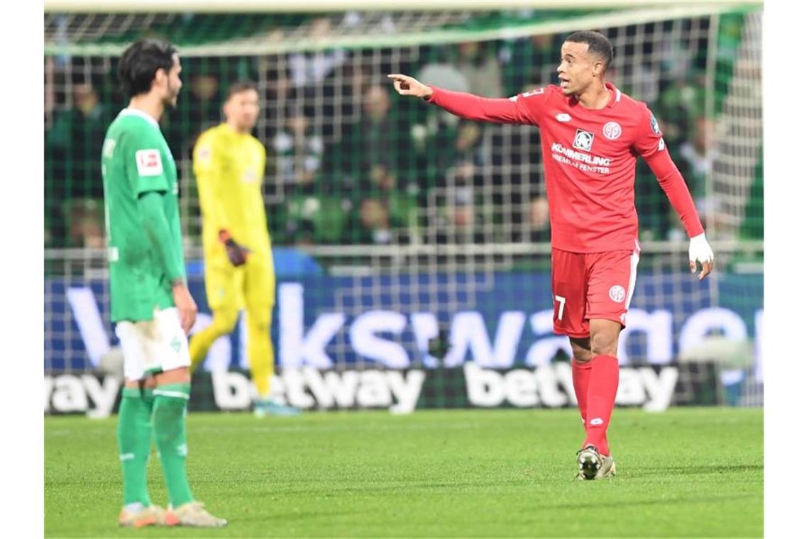 Werder-Krise immer schlimmer: Heimdebakel gegen Mainz Umjubelter Mann beim Mainzer Sieg in Bremen: Dreifach-Torschütze Robin Quaison (r). Foto: Carmen Jaspersen/dpa