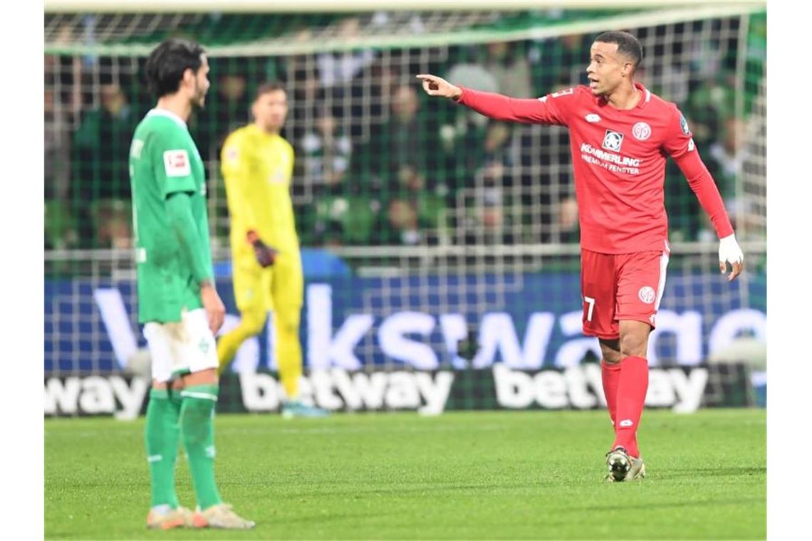 Leipzig vor Herbstmeisterschaft - Werder desolat Umjubelter Mann beim Mainzer Sieg in Bremen: Dreifach-Torschütze Robin Quaison (r). Foto: Carmen Jaspersen/dpa