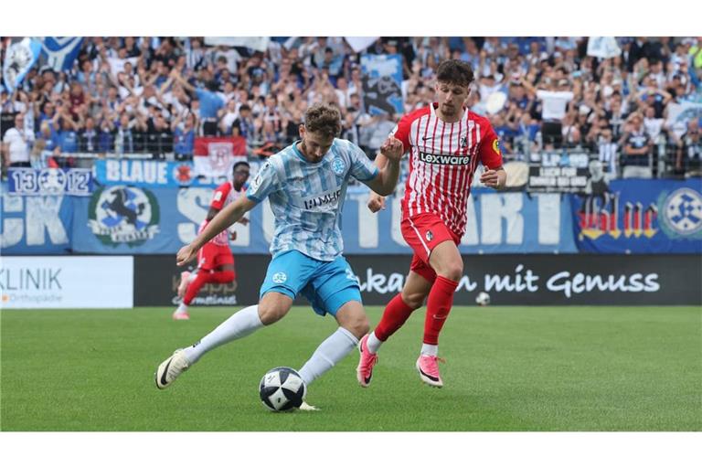 Umkämpftes Duell in Degerloch: Kickers-Innenverteidiger Luca Trslic  (li.) gegen Freiburgs Leon Catak.