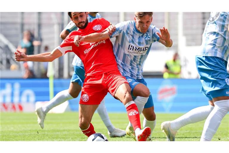 Umkämpftes Duell: Yunus Malli (Mainz) gegen Kickers-Spieler Sebastian Müller.