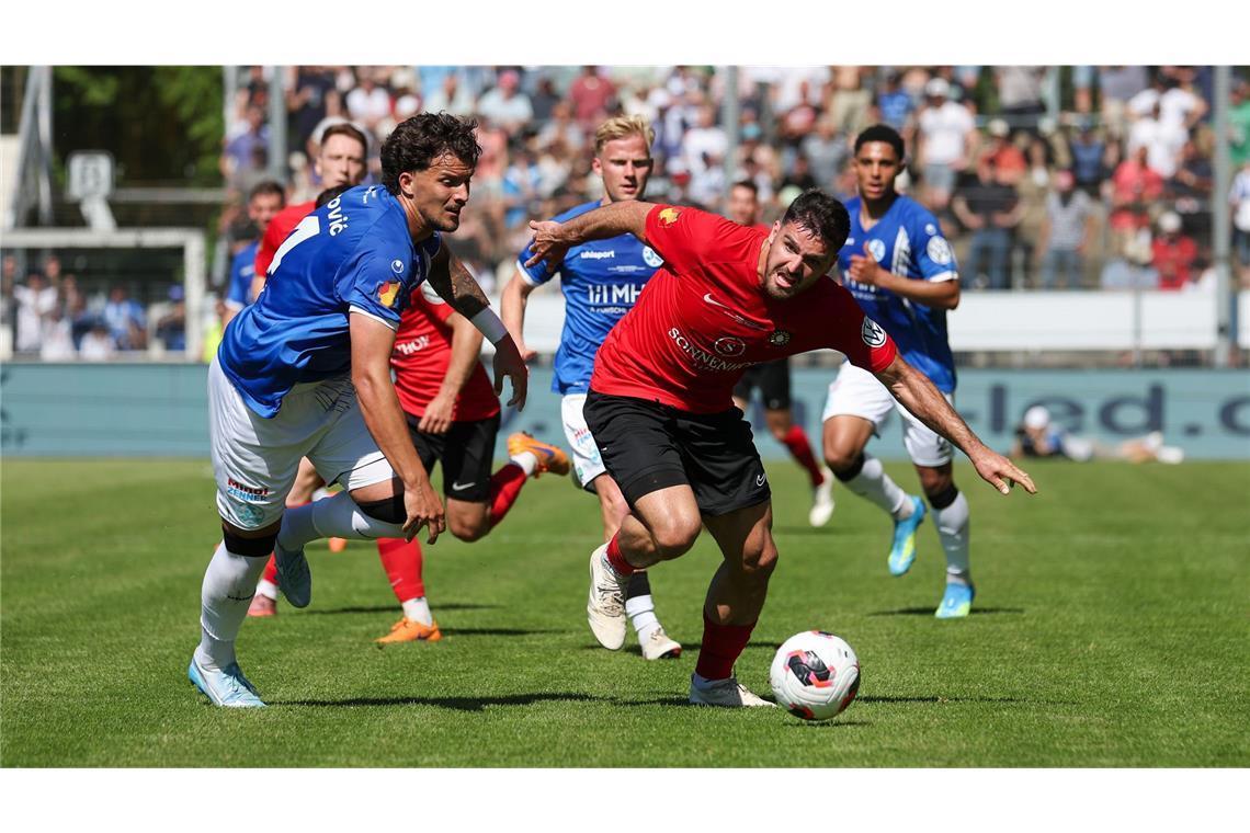 Umkämpftes Finale: Milan Petrovic gegen Großaspachs Michael Kleinschrodt (re.).