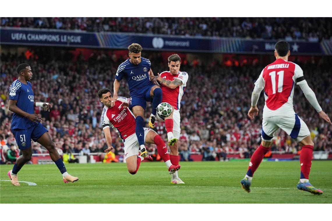 Paris zu stark: Arsenal verliert Halbfinal-Hinspiel mit 0:1 Umkämpftes Halbfinale: Desire Doué (M, l) und Gabriel Martinelli (M, r) im Duell um den Ball.