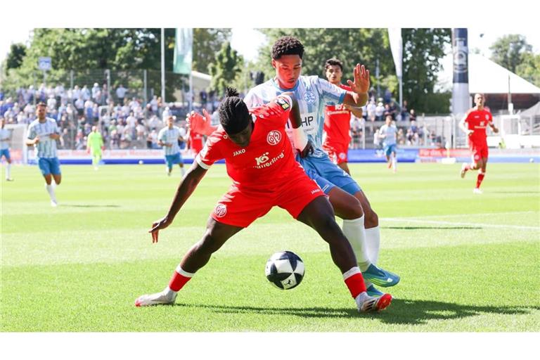 Umkämpftes Spiel auf der Waldau: Andre Kenete Gitau gegen Kickers-Spieler David Udogu (re.), der diesmal keinen guten Tag erwischte.