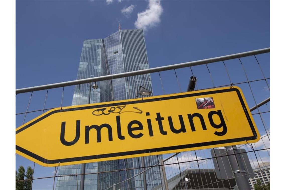 500-Kilo-Bombe entschärft: Aufatmen für 16.500 Frankfurter Umleitungsschild vor der Europäischen Zentralbank (EZB). Foto: Boris Roessler