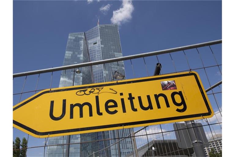 Umleitungsschild vor der Europäischen Zentralbank (EZB). Foto: Boris Roessler