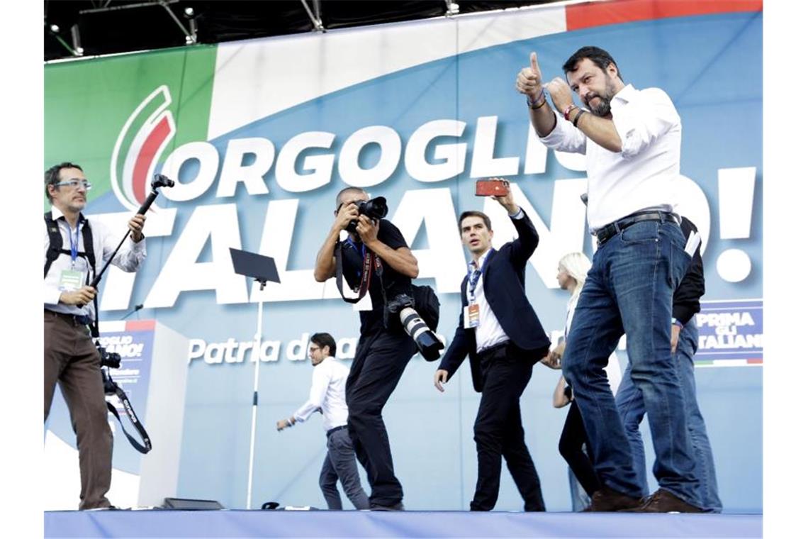 Umringt von Fotografen betritt Matteo Salvini, Chef der rechten Lega und ehemaliger Innenminister von Italien, die Bühne der Großkundgebung. Foto: Andrew Medichini/AP/dpa