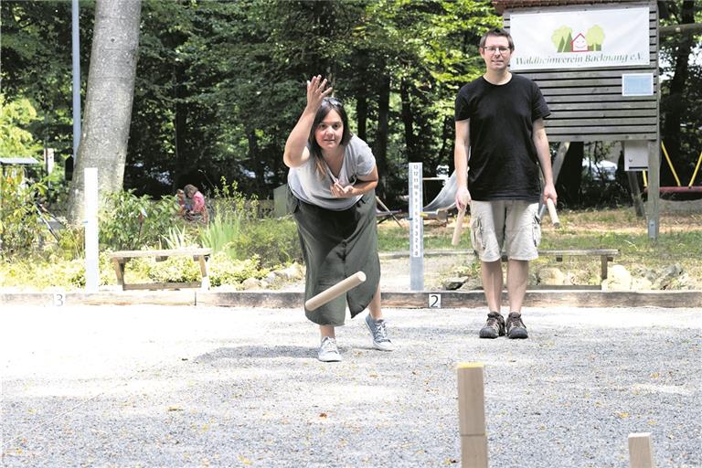 Umsetzung der Wurftechnik: So lala, noch viel Luft nach oben. Perspektive für ein gutes Foto: Hilfe, geht gar nicht. Spaß beim Wikingerschach: Auf jeden Fall! – Silke Latzel und ihr Mann Stephan gewinnen mit ihrem Team das erste Spiel. Und das, obwohl sie blutige Anfänger sind. Foto: J. Fielder