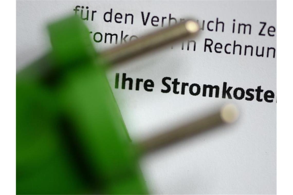 Energiekosten für Haushalte steigen Umstritten ist, wer die Mehrkosten beim Heizen in Mietwohnungen tragen muss. In der Bundesregierung gibt es bislang keine Einigung über die Aufteilung der Zusatzkosten zwischen Mietern und Vermietern. Foto: Jens Kalaene/dpa-Zentralbild/dpa