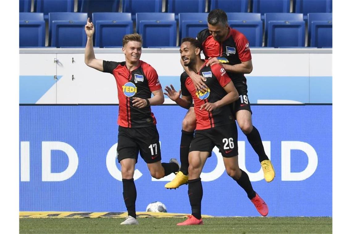 Umstrittener Hertha-Jubel Cunha Matheus wird von Vedad Ibisevic (r) und Maximilian Mittelstädt (l) gefeiert. Foto: Thomas Kienzle/AFP/POOL/dpa