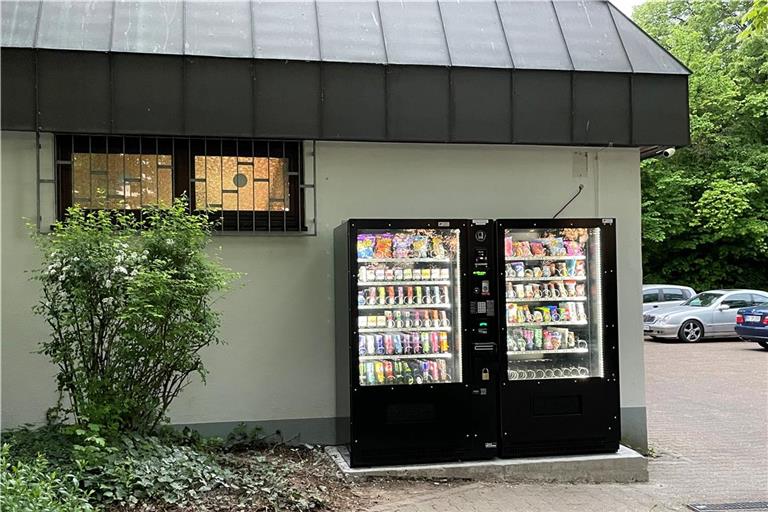 Umstrittener Standort: Der neue Verkaufsautomat beim Vereinsheim des FC Viktoria Backnang lockt mit ungesunden Produkten. In unmittelbarer Nähe befinden sich mehrere Schulen. Foto: Kornelius Fritz