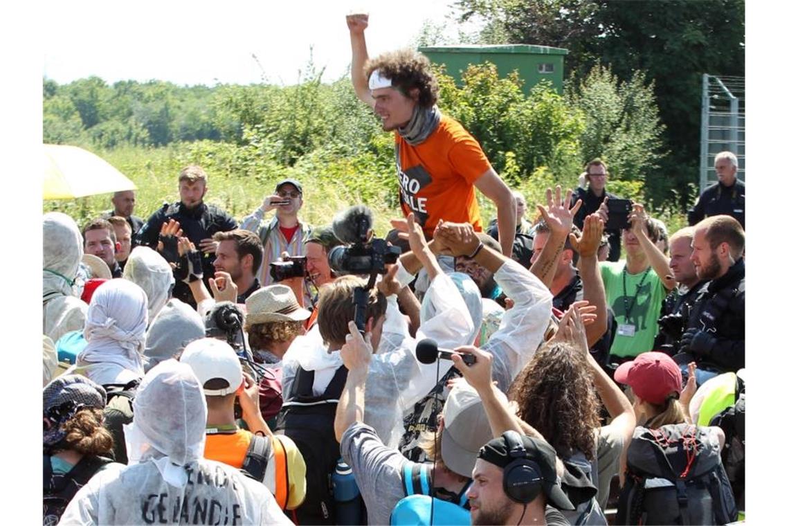 Klimaproteste im Rheinischen Revier nach drei Tagen beendet Umweltaktivisten auf den Bahngleisen zwischen den Braunkohlekraftwerken Neurath und Niederaußem. Foto: dpa