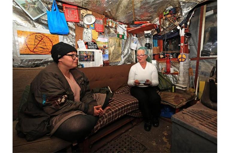 Umweltaktivisten sitzen in der Nacht in einem temporären Camp vor der Fracking-Stelle in Lancashire. Foto: Peter Byrne/PA Wire/dpa