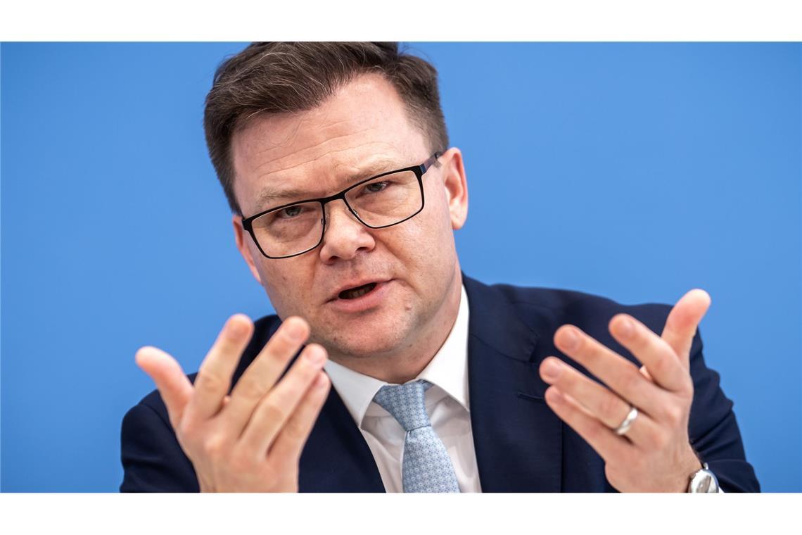 Umweltminister Carsten Schneider eröffnet am Dienstag den Petersberger Klimadialog. (Archivbild)